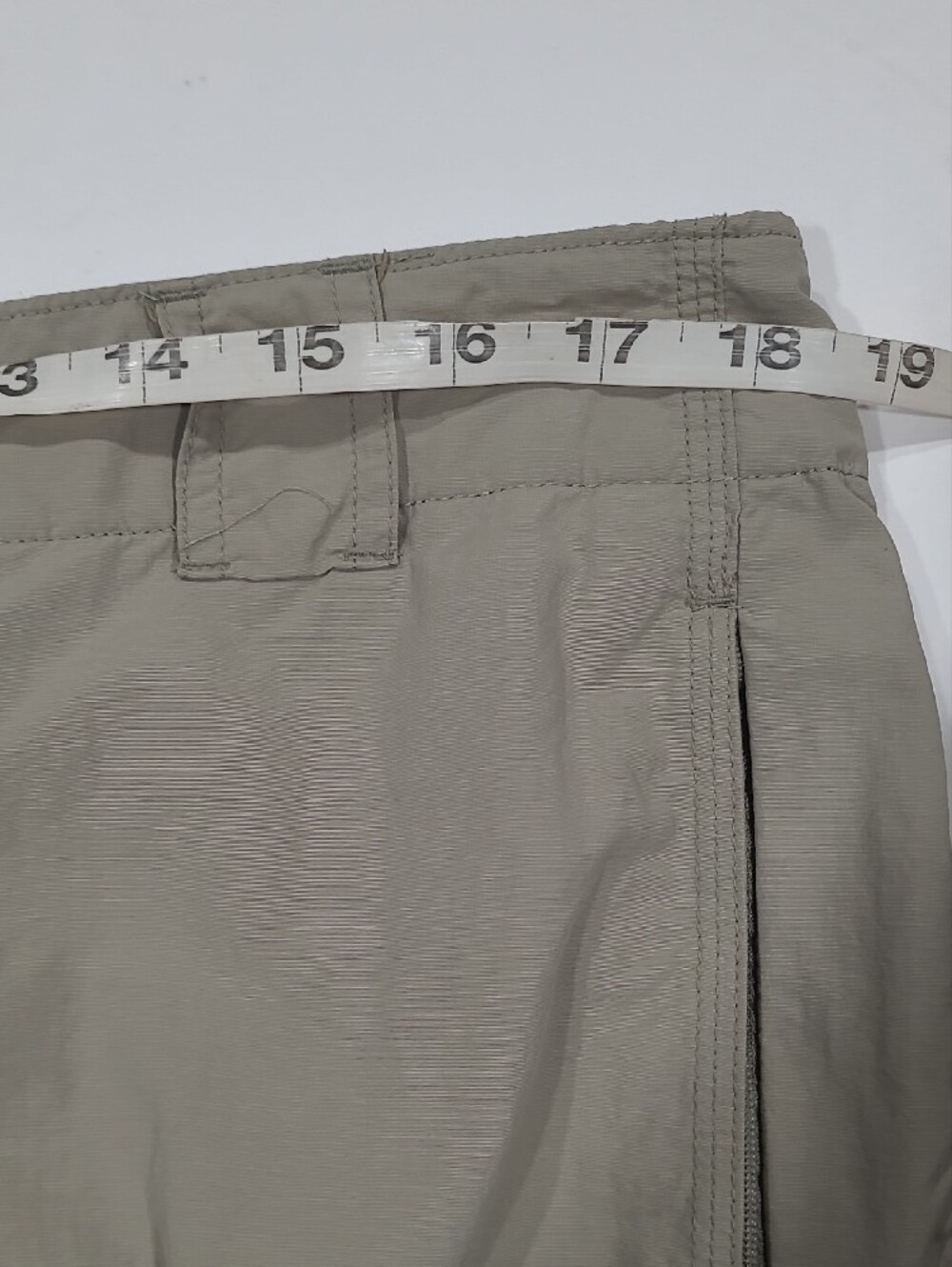 COLUMBIA Titanium Beige Cargo Capri Shorts Sz 14 OMNI DRY Zipper Pocket 36"waist - Picture 10 of 16